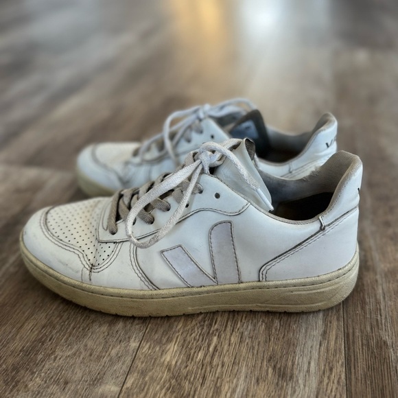 Veja V-90 Low Top Sneaker - Gray & White - EUR Size 39 - Picture 2 of 11